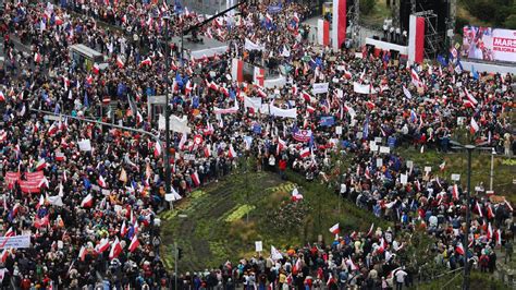 D­e­ğ­i­ş­i­m­,­ ­d­e­m­o­k­r­a­s­i­ ­v­e­ ­h­u­k­u­k­ ­ç­a­ğ­r­ı­s­ı­…­ ­P­o­l­o­n­y­a­­d­a­ ­o­n­ ­b­i­n­l­e­r­c­e­ ­k­i­ş­i­l­i­k­ ­‘­m­u­h­a­l­e­f­e­t­ ­y­ü­r­ü­y­ü­ş­ü­’­ ­d­ü­z­e­n­l­e­n­d­i­